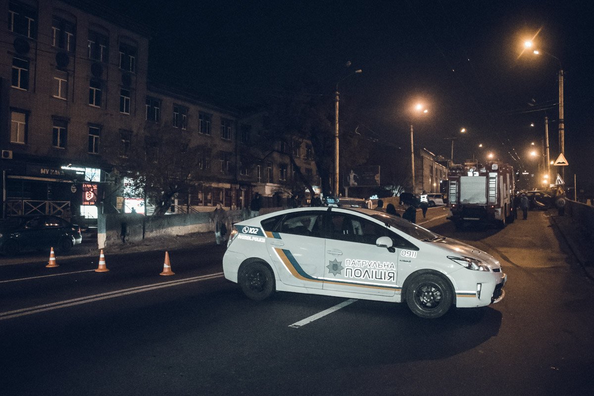 На месте работали несколько экипажей патрульной полиции, следственно-оперативная группа, "скорая" и спасатели ГСЧС На месте работали несколько экипажей патрульной полиции, следственно-оперативная группа, "скорая" и спасатели ГСЧС