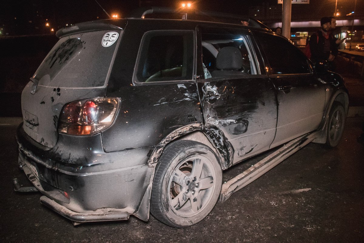 На проспекте Николая Бажана столкнулись автомобили Mitsubishi Outlander и Peugeot 301 такси Uber На проспекте Николая Бажана столкнулись автомобили Mitsubishi Outlander и Peugeot 301 такси Uber