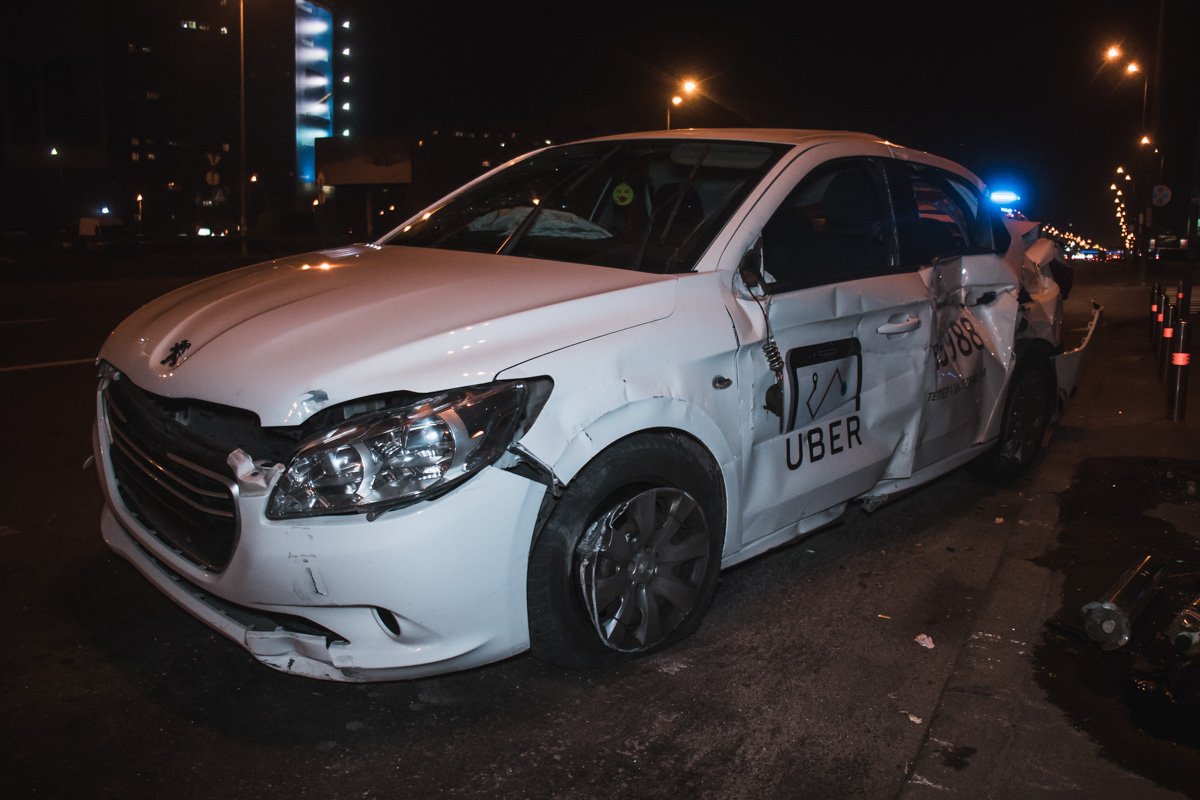 В Peugeot сзади влетел Mitsubishi Outlander В Peugeot сзади влетел Mitsubishi Outlander