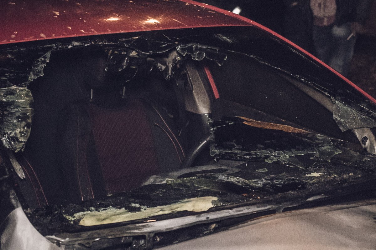 Пожарные потушили огонь до того, как он распространился в салон автомобиля