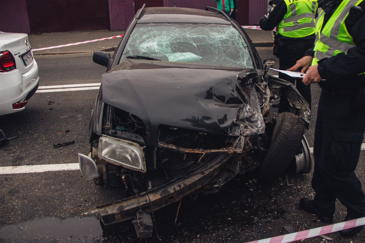 Столкнулись Volvo, Renault, Lanos и Mitsubishi Столкнулись Volvo, Renault, Lanos и Mitsubishi