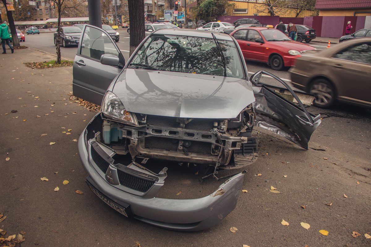 Предварительно, Lancer вылетел на полосу встречного движения и врезался в автомобили Предварительно, Lancer вылетел на полосу встречного движения и врезался в автомобили