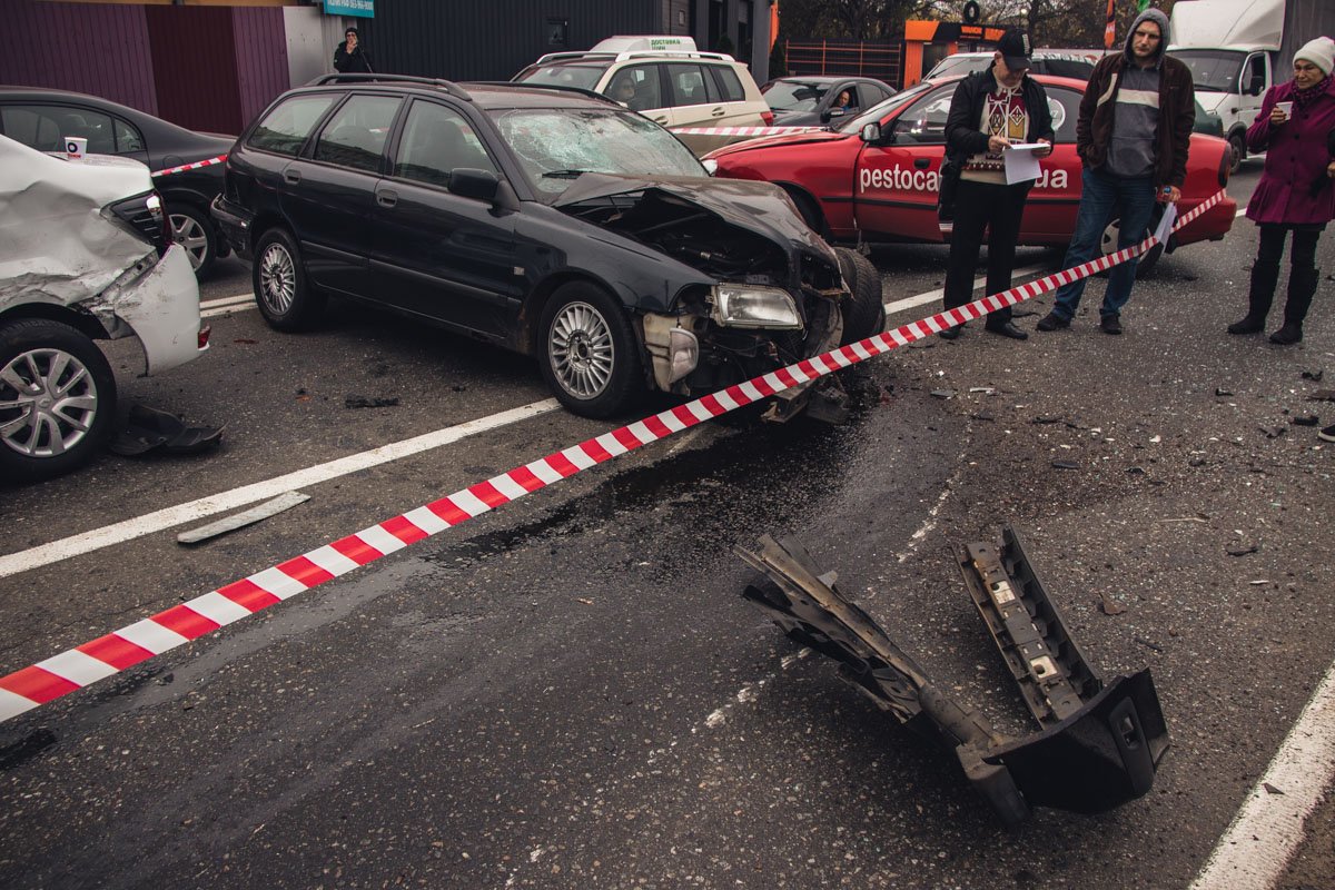 Автомобили заняли 2 из 3 полос движения Автомобили заняли 2 из 3 полос движения