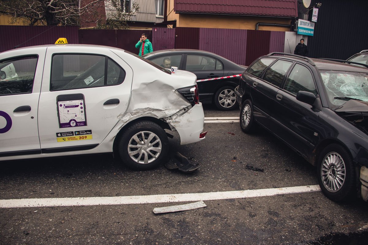 Volvo, Renault и Lanos стояли на светофоре в сторону Севастопольской площади Volvo, Renault и Lanos стояли на светофоре в сторону Севастопольской площади