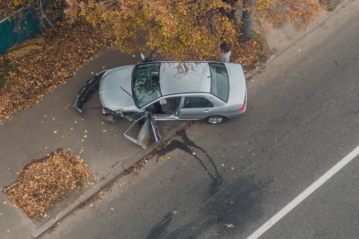 От удара Lancer вылетел на тротуар От удара Lancer вылетел на тротуар