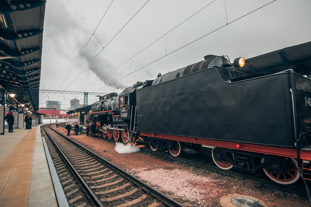 Люди с удовольствием позировали перед огромным и шумным паровозом