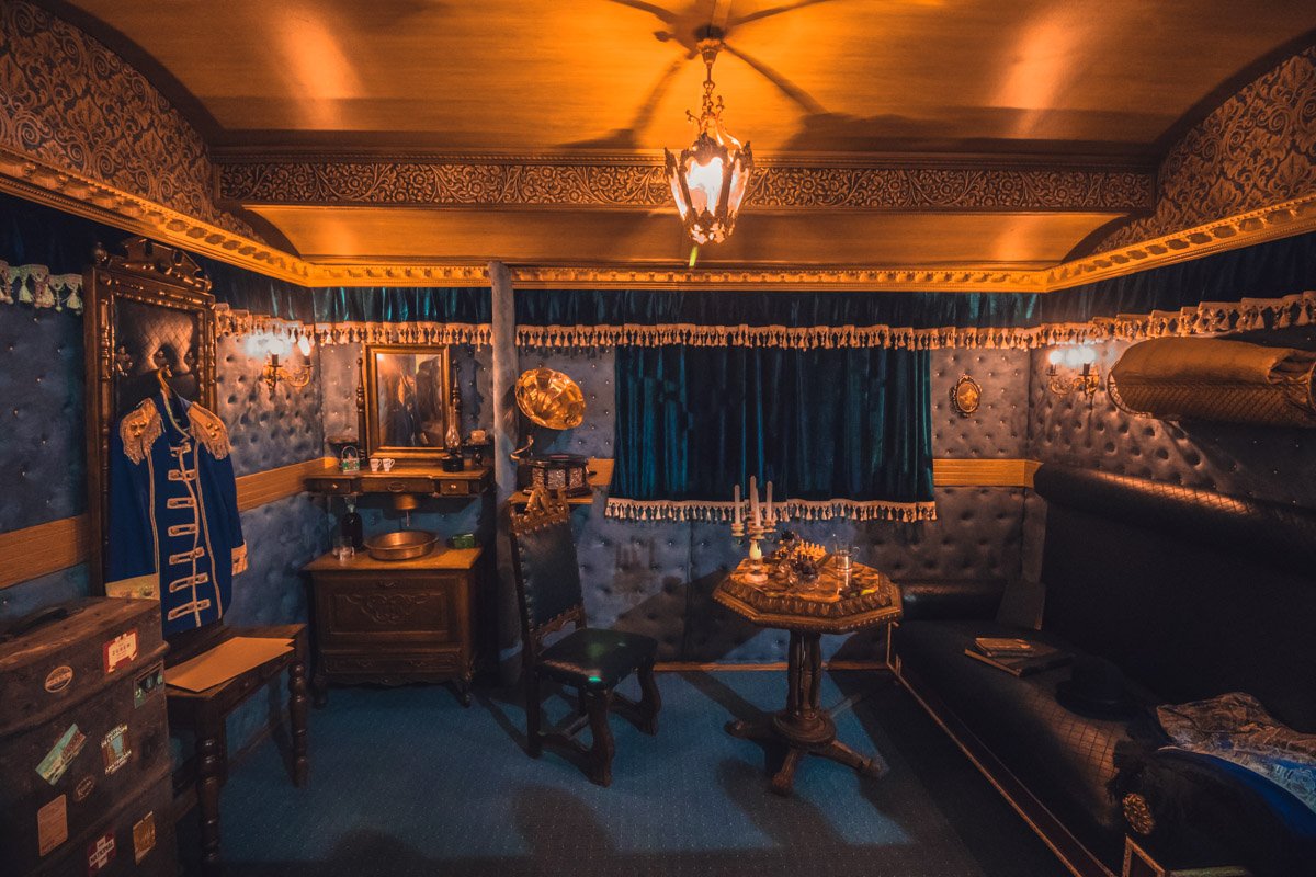 Таким было купе в вагоне первого класса на рубеже 19-20 веков