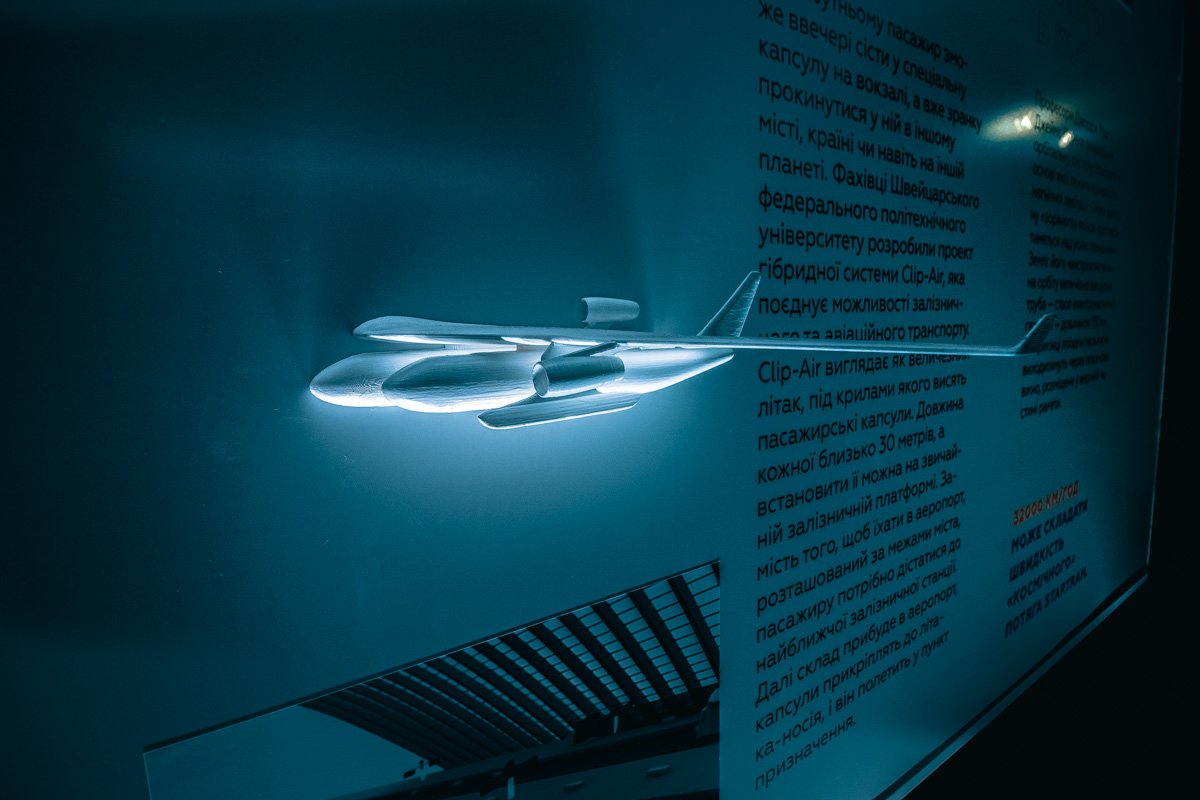 В поездах-гибридах пассажиры смогут перемещаться в специальных капсулах, прикрепленных к летательному аппарату