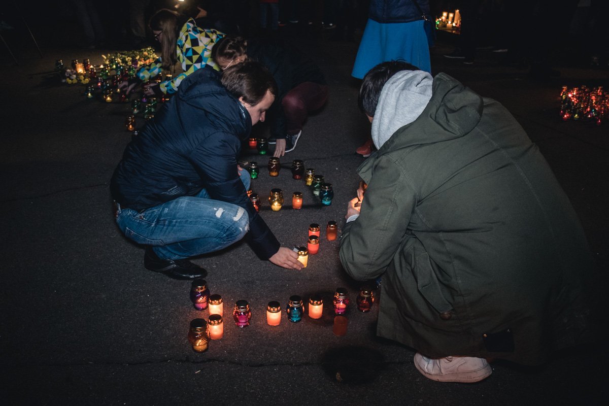 Организаторы зажигают лампады и свечи Организаторы зажигают лампады и свечи