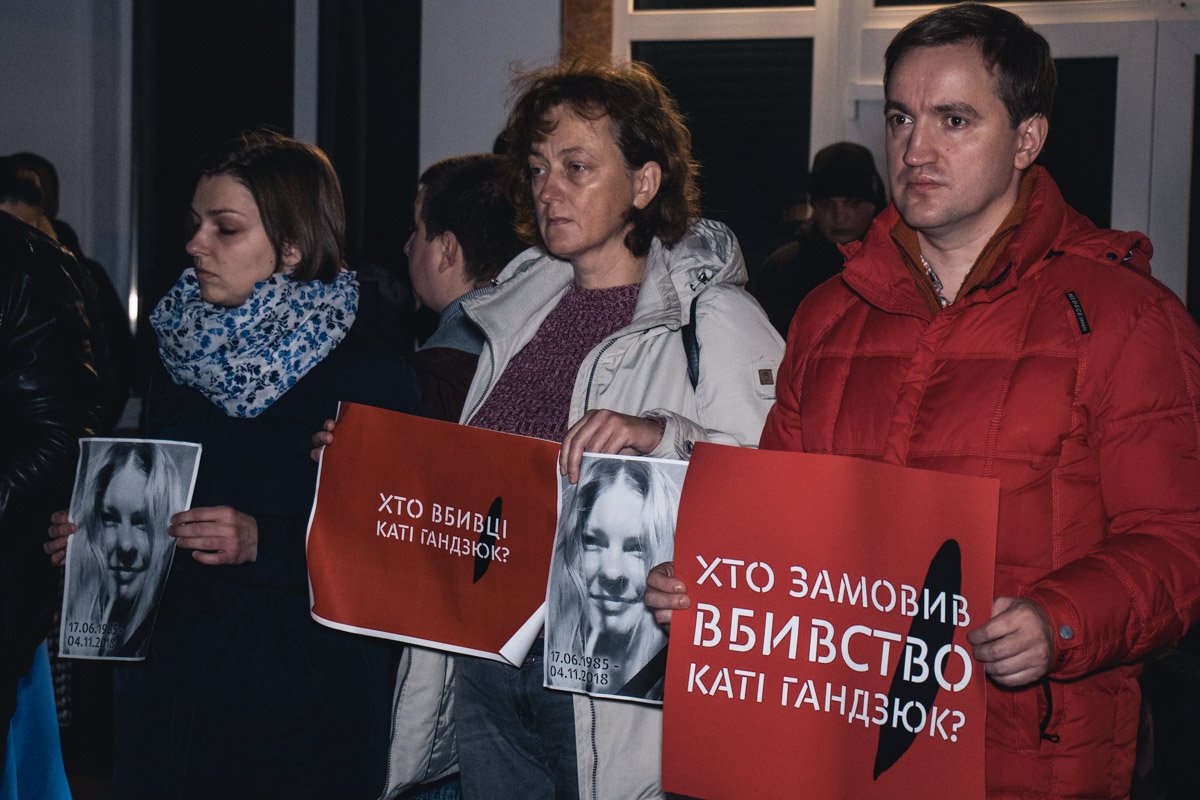 Участники акции почтили память погибшей минутой молчания Участники акции почтили память погибшей минутой молчания