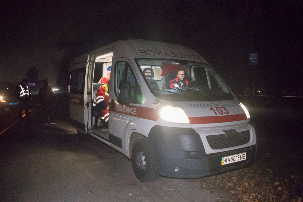 Мужчине оказывали помощь медики