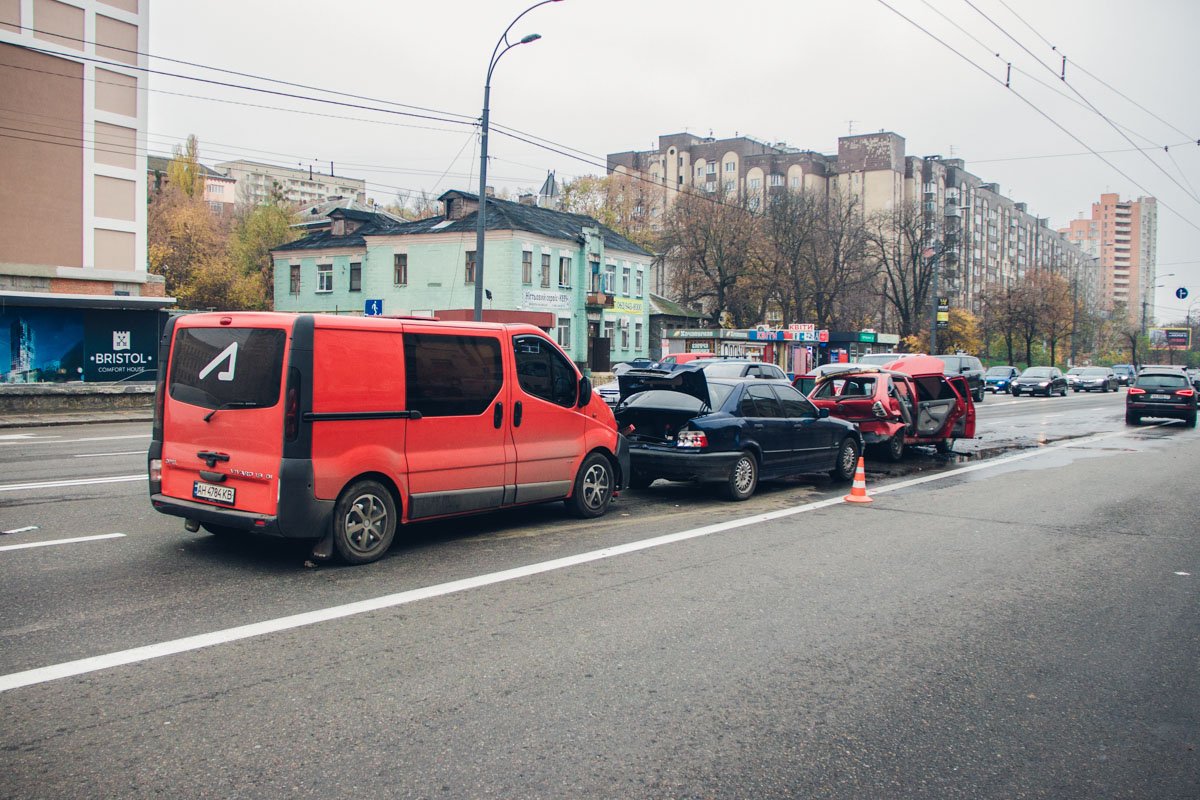 В понедельник, 5 ноября, в Киеве на проспекте Лобановского, 115 произошло тройное ДТП с возгоранием