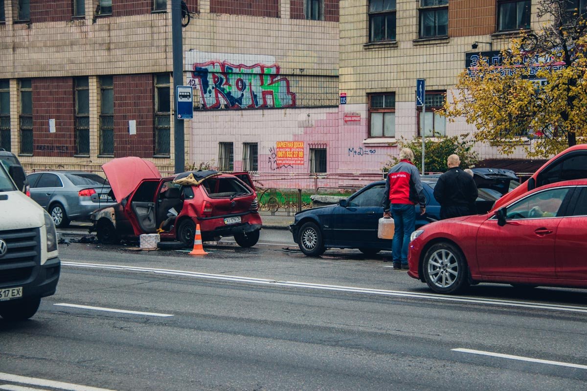 Столкнулись Volkswagen Pointer, BMW 316 и Opel Vivaro