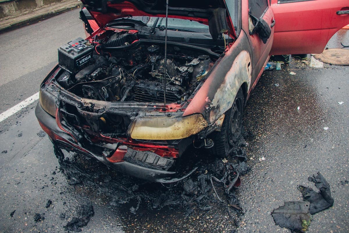 От удара Volkswagen загорелся