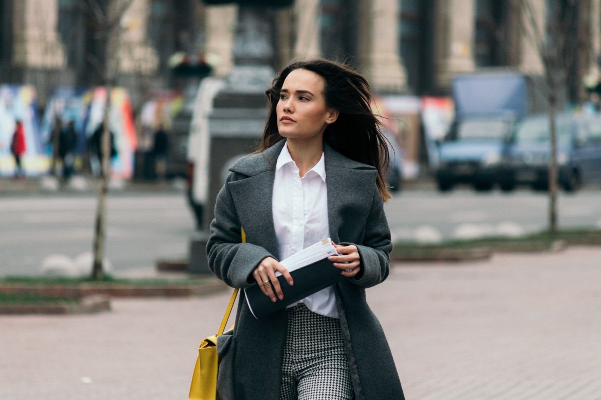 Супервумен летит по своим важным делам Супервумен летит по своим важным делам