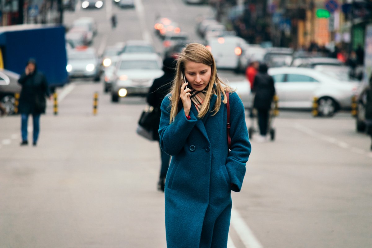 Осенью улицы превращаются в показ модных пальто Осенью улицы превращаются в показ модных пальто