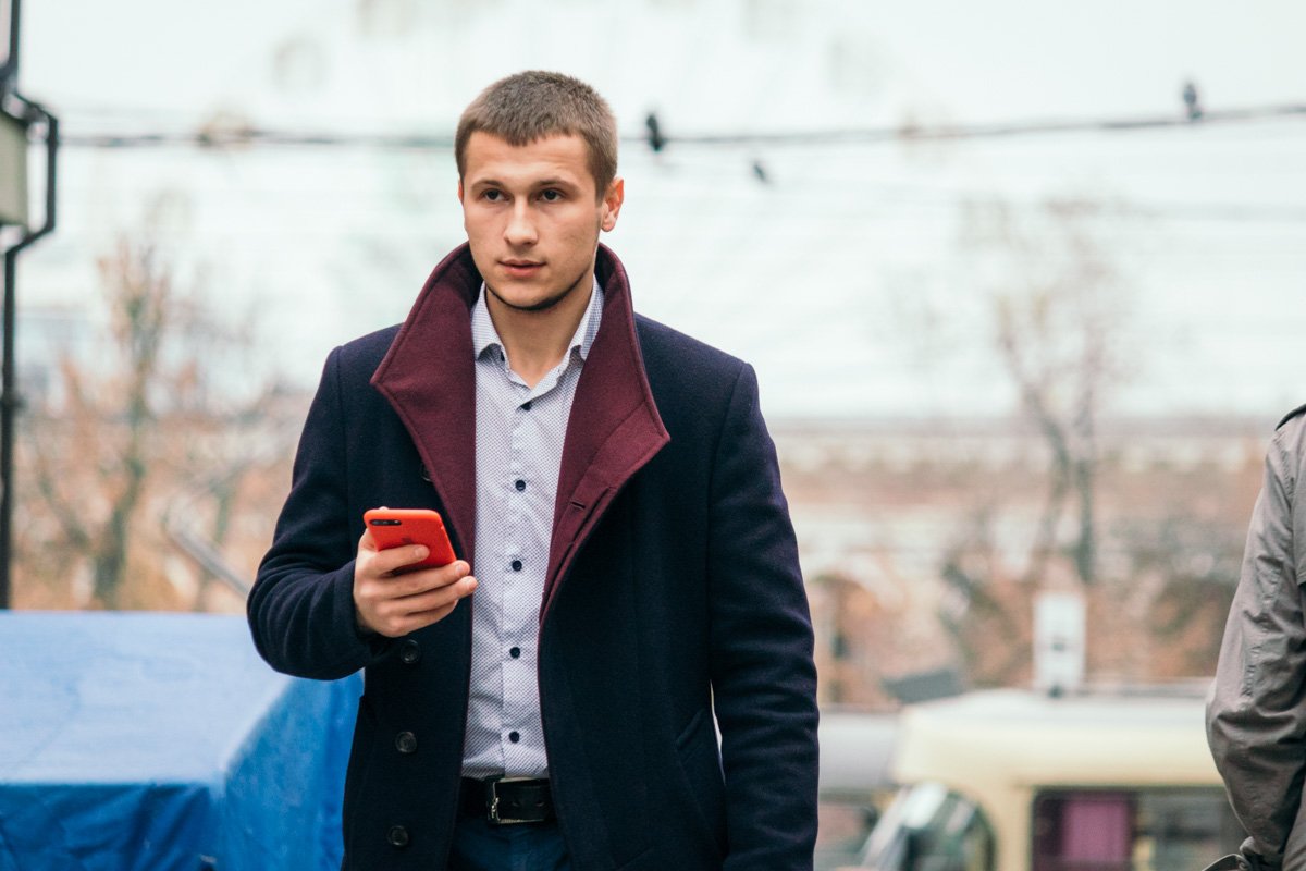 Небось, своего белого коня высматривает Небось, своего белого коня высматривает