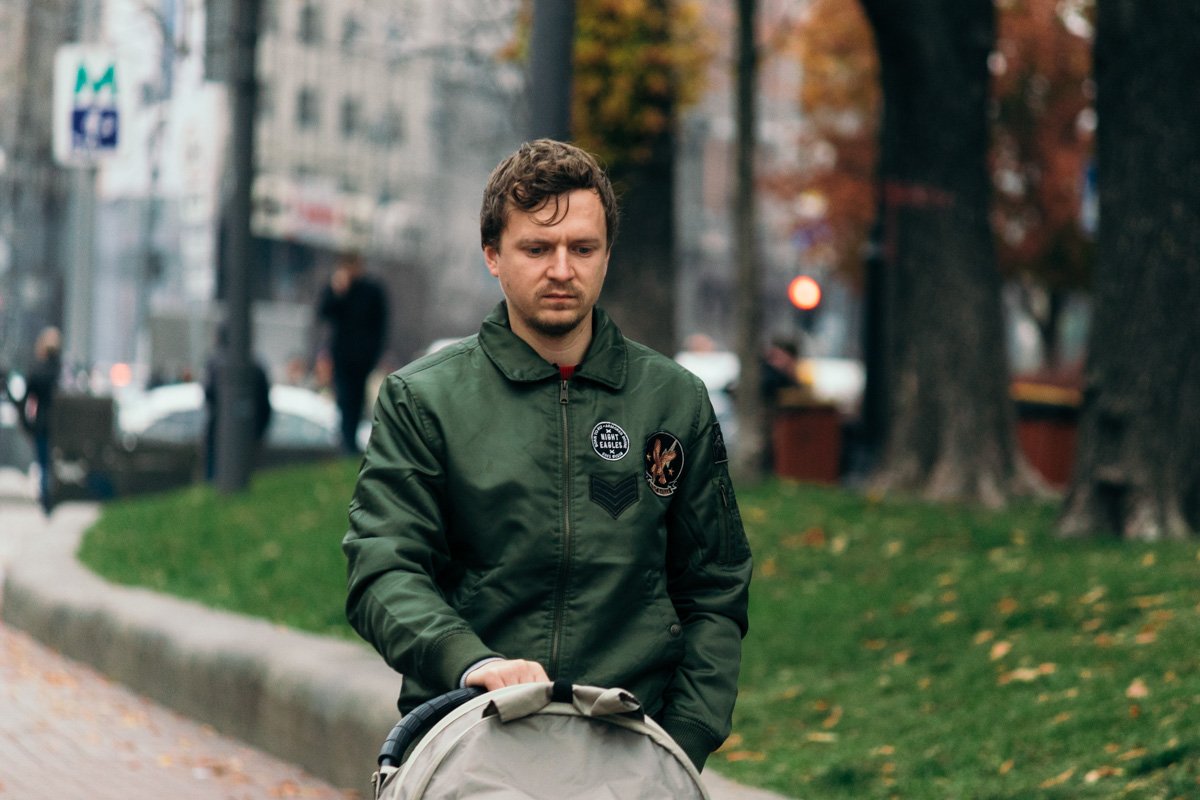 Когда идет футбол, но нужно погулять с малышом Когда идет футбол, но нужно погулять с малышом