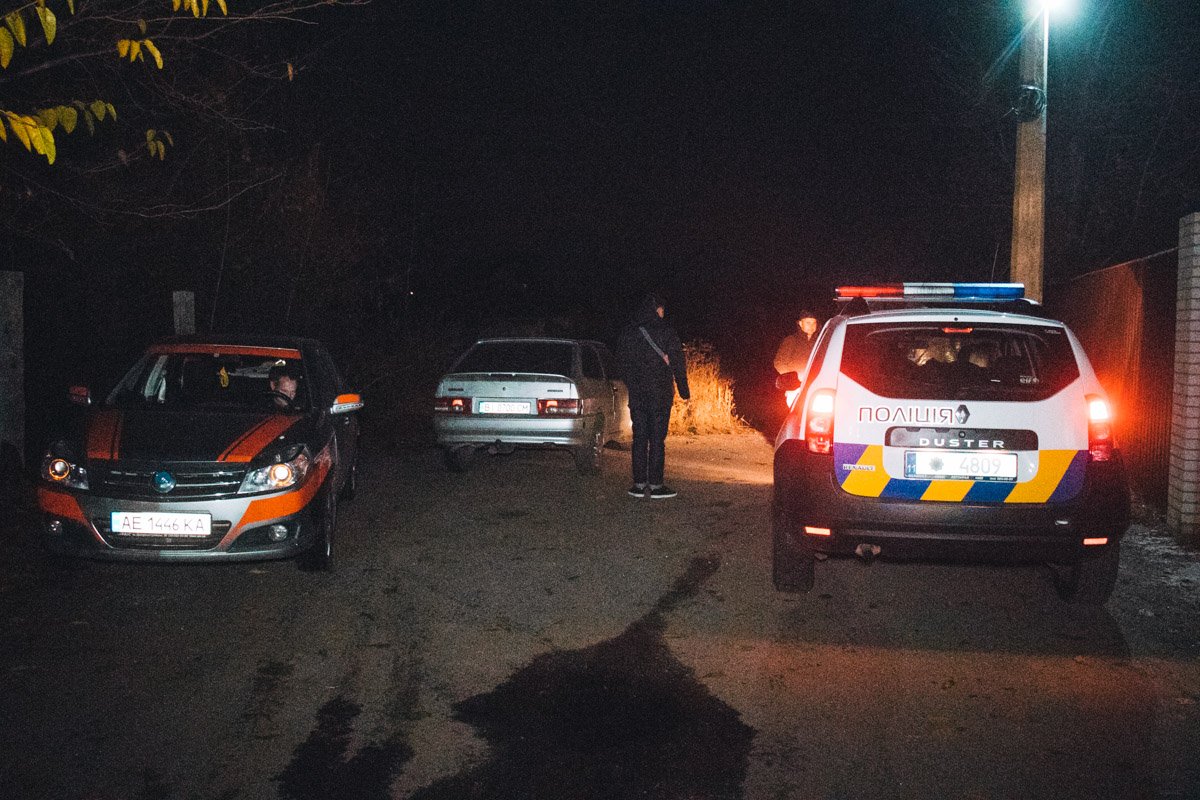 Местный житель прогуливался с собакой и увидел в воде человека
