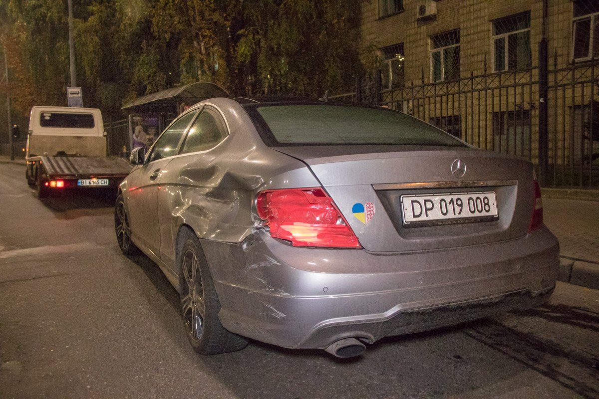 По всей видимости, этот Mercedes попадает в ДТП не первый раз