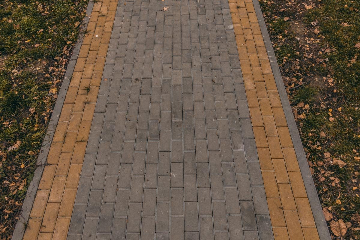 Дороги в сквере ровные и без явных изъянов