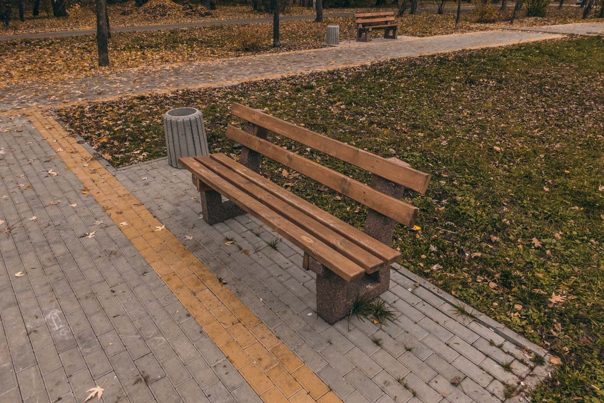 Возле каждой скамейки есть урна