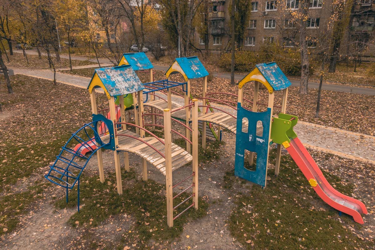 Детская площадка с облупившейся краской