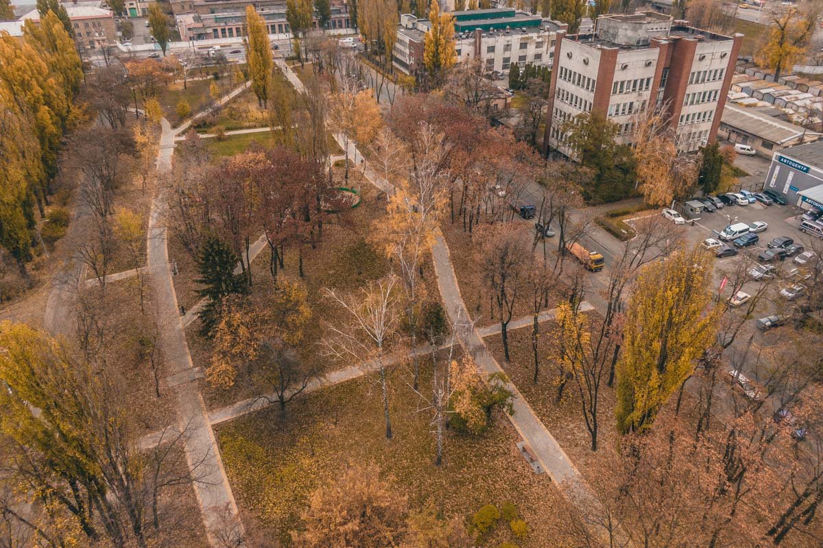 Цепочки дорог в сквере