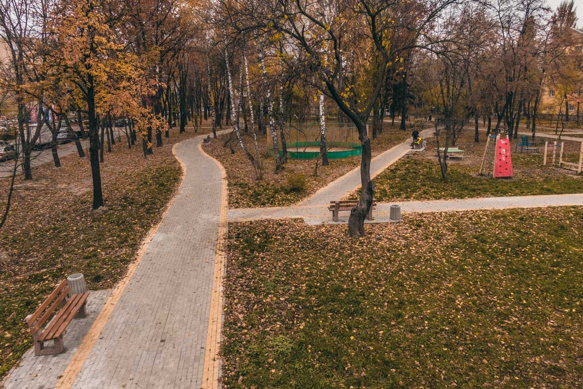 Детская площадка все еще нуждается в ремонте