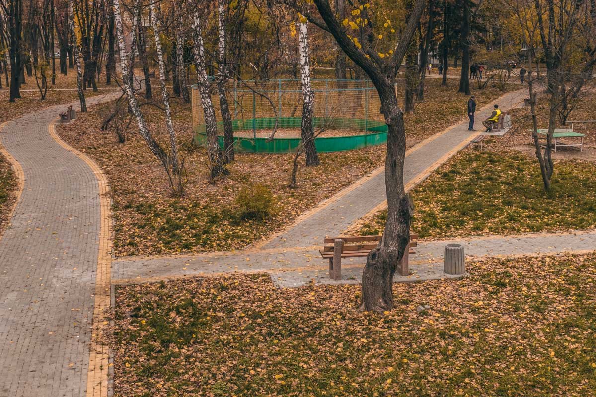 Сквер укрыт опавшими листьями
