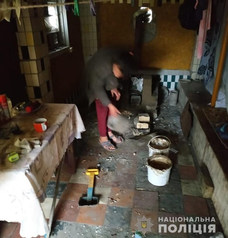 По данному адресу проживала 45-летняя женщина с тремя дочерьми 