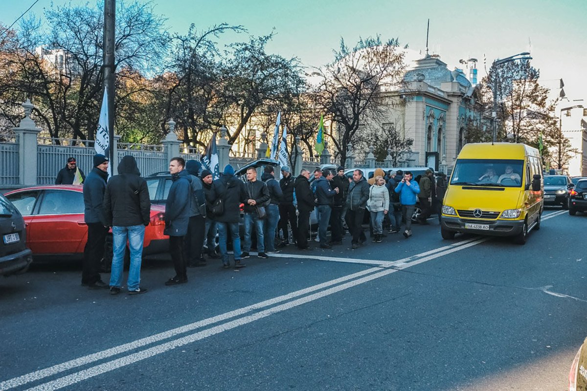 Ситуация в центре города спокойная, но движение значительно затруднено