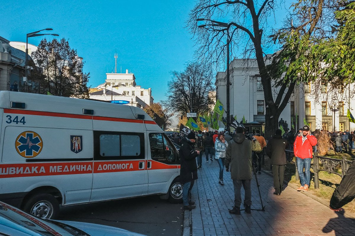 Также дежурят медики