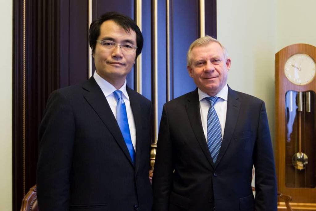 Генеральный директор JCB — Такаши Суецугу c Яковом Смолием Генеральный директор JCB — Такаши Суецугу c Яковом Смолием