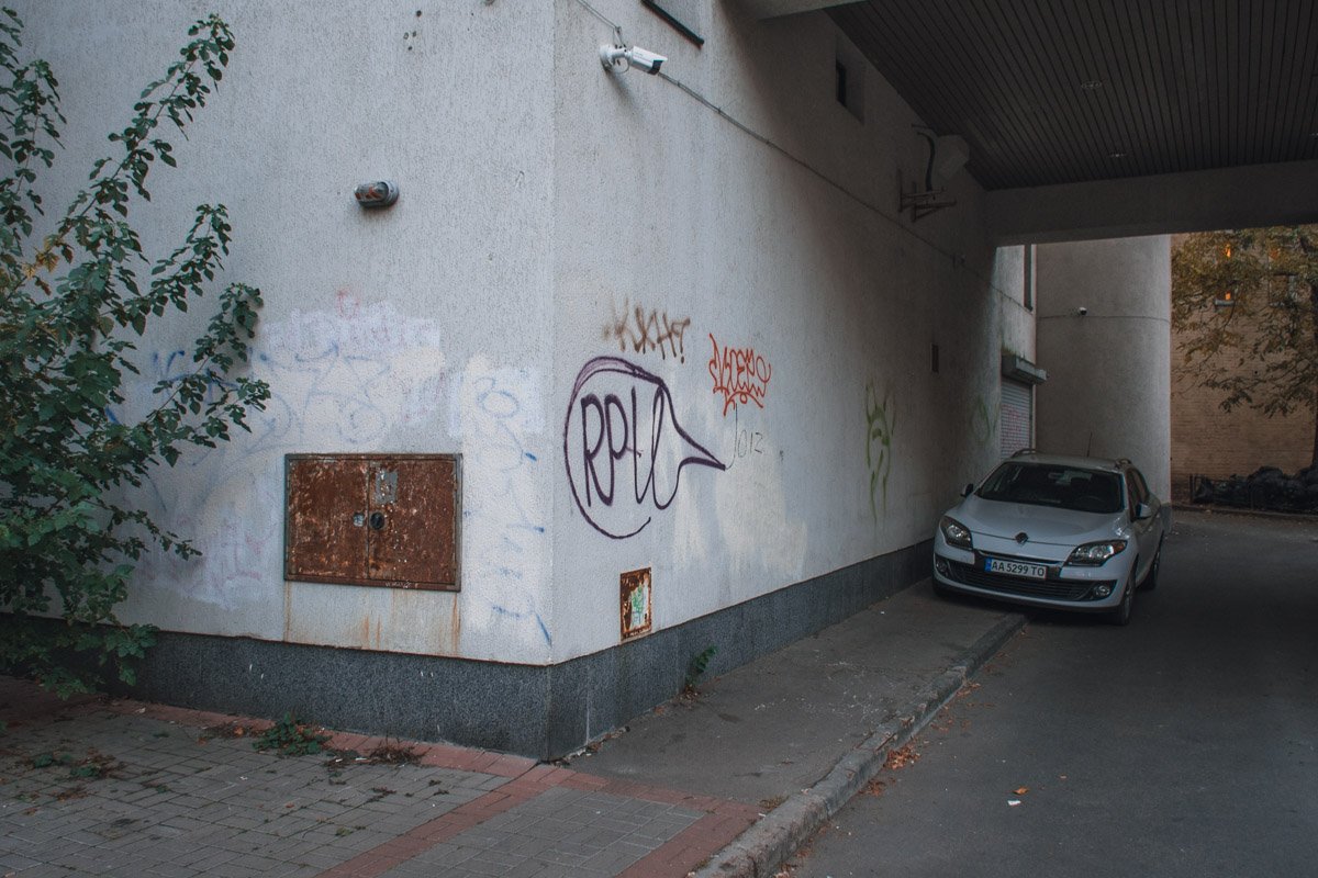 На стенах здания множество граффити На стенах здания множество граффити