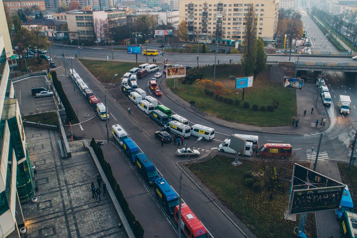 Возле Министерства припарковались не менее ста автобусов