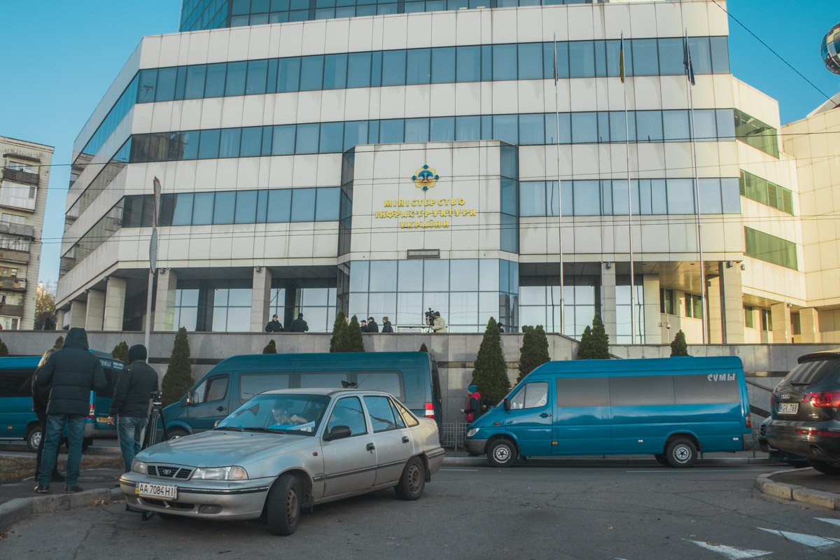 Сейчас перевозчики остановились возле Министерства Инфраструктуры