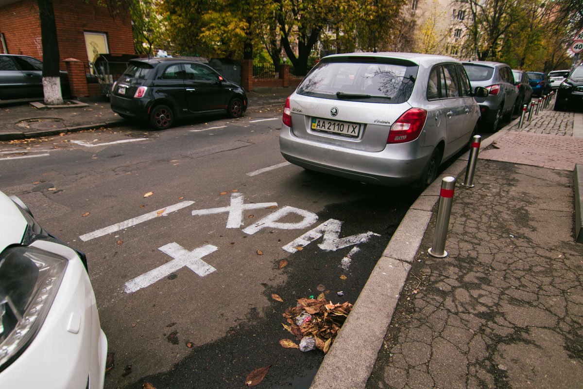 Представители Свято-Введенского монастыря обозначили на дороге для общего пользования место для личной парковки