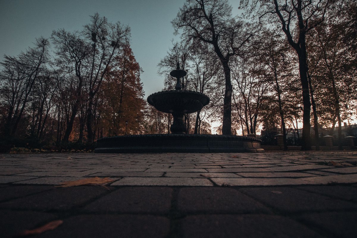 Одинокий силуэт уснувшего фонтана Одинокий силуэт уснувшего фонтана