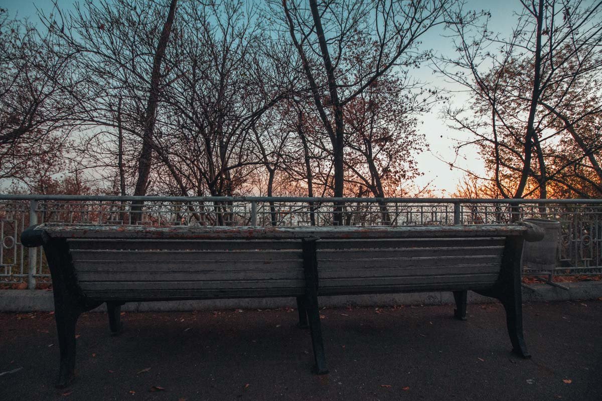 Некому присесть на одинокую скамейку Некому присесть на одинокую скамейку