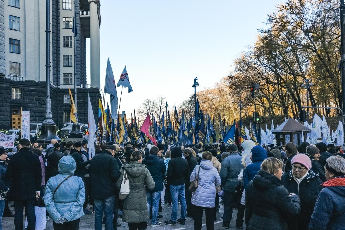 Среди митингующих - члены Единого союза патриотов Украины, Национальных дружин, Национального корпуса и ветераны АТО,