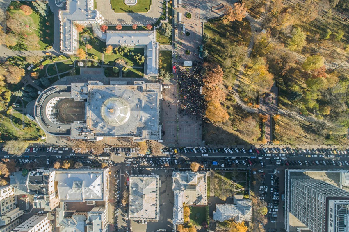 Под ВР митингуют владельцы авто на «евробляхах»