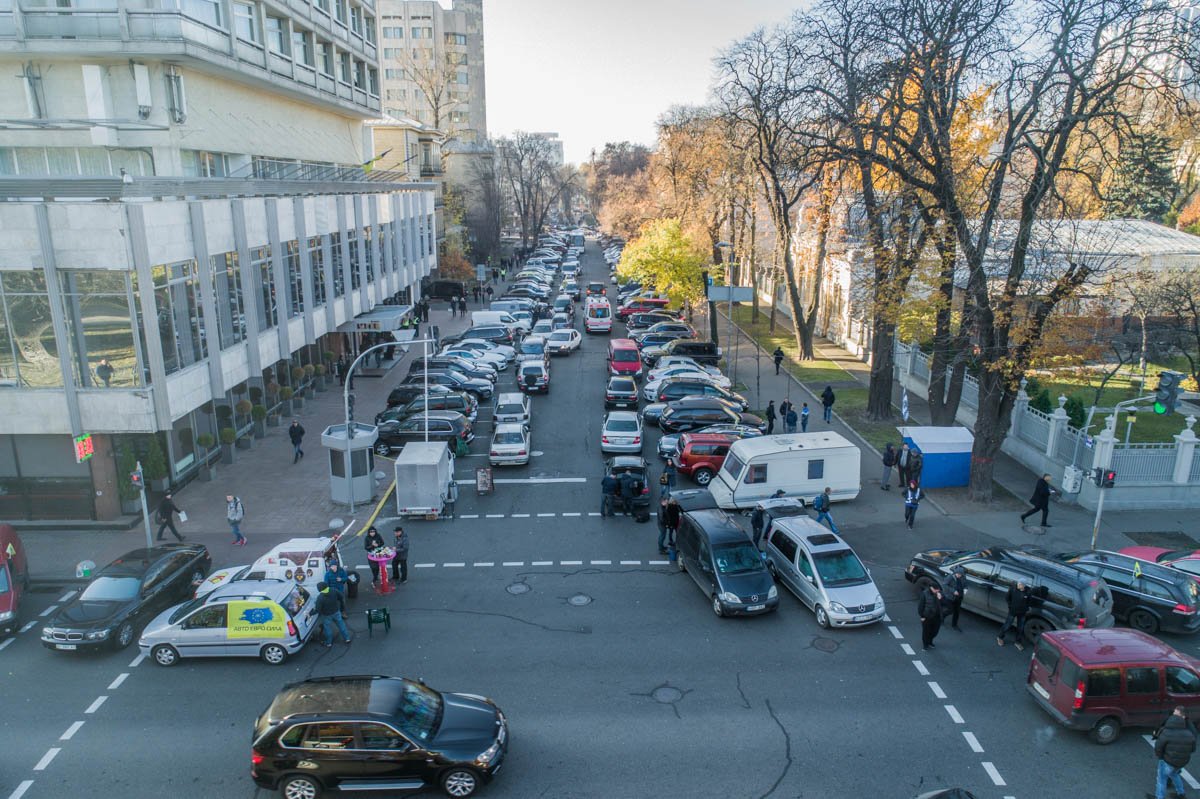 Десятки машин митингующих выстроились от Европейской площади вдоль улицы Грушевского
