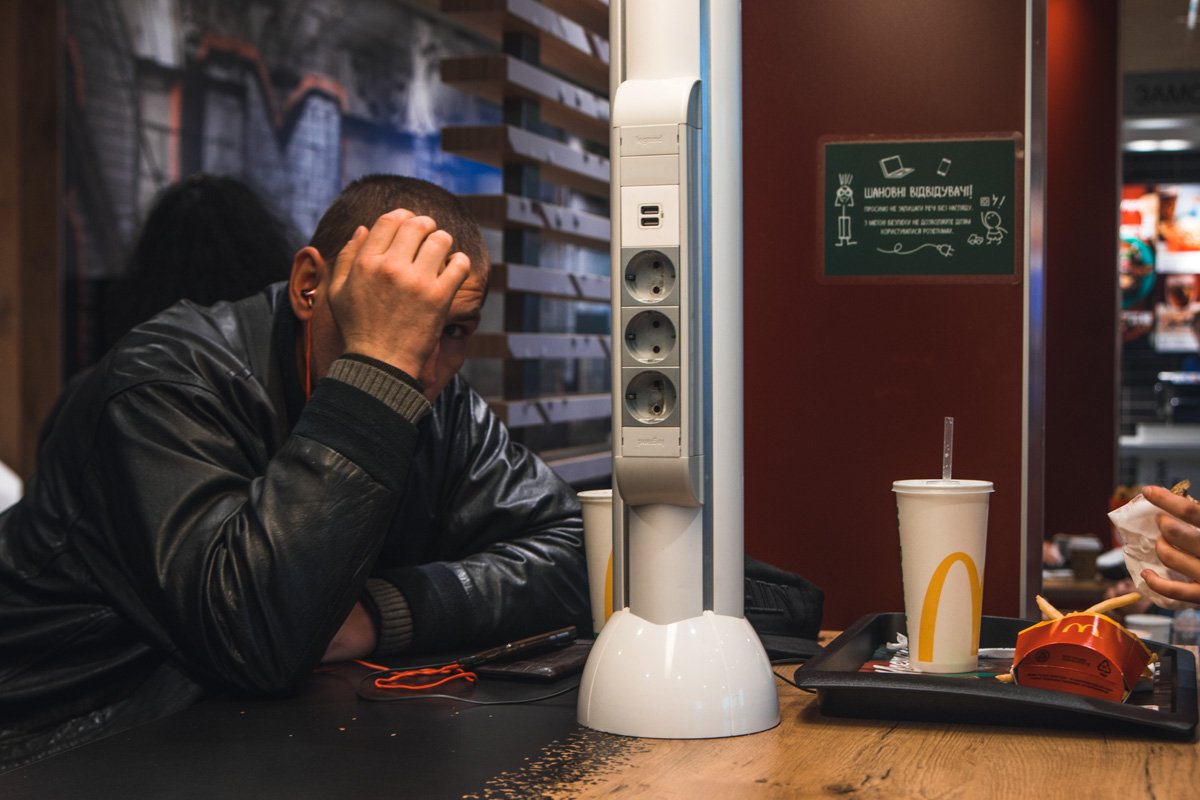 Также теперь на столах есть специальные розетки для подзарядки Также теперь на столах есть специальные розетки для подзарядки