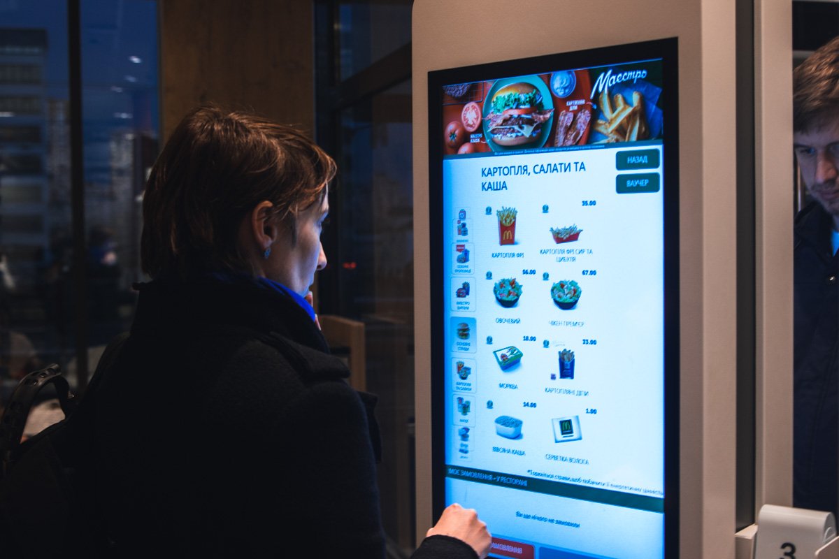 Посетители могут не тратить время на очередь, а делать заказ через терминал Посетители могут не тратить время на очередь, а делать заказ через терминал