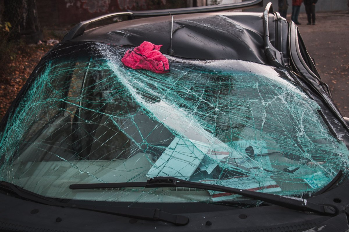 Двое парней в состоянии наркотического опьянения проехались по заправке и перевернулись на крышу Двое парней в состоянии наркотического опьянения проехались по заправке и перевернулись на крышу