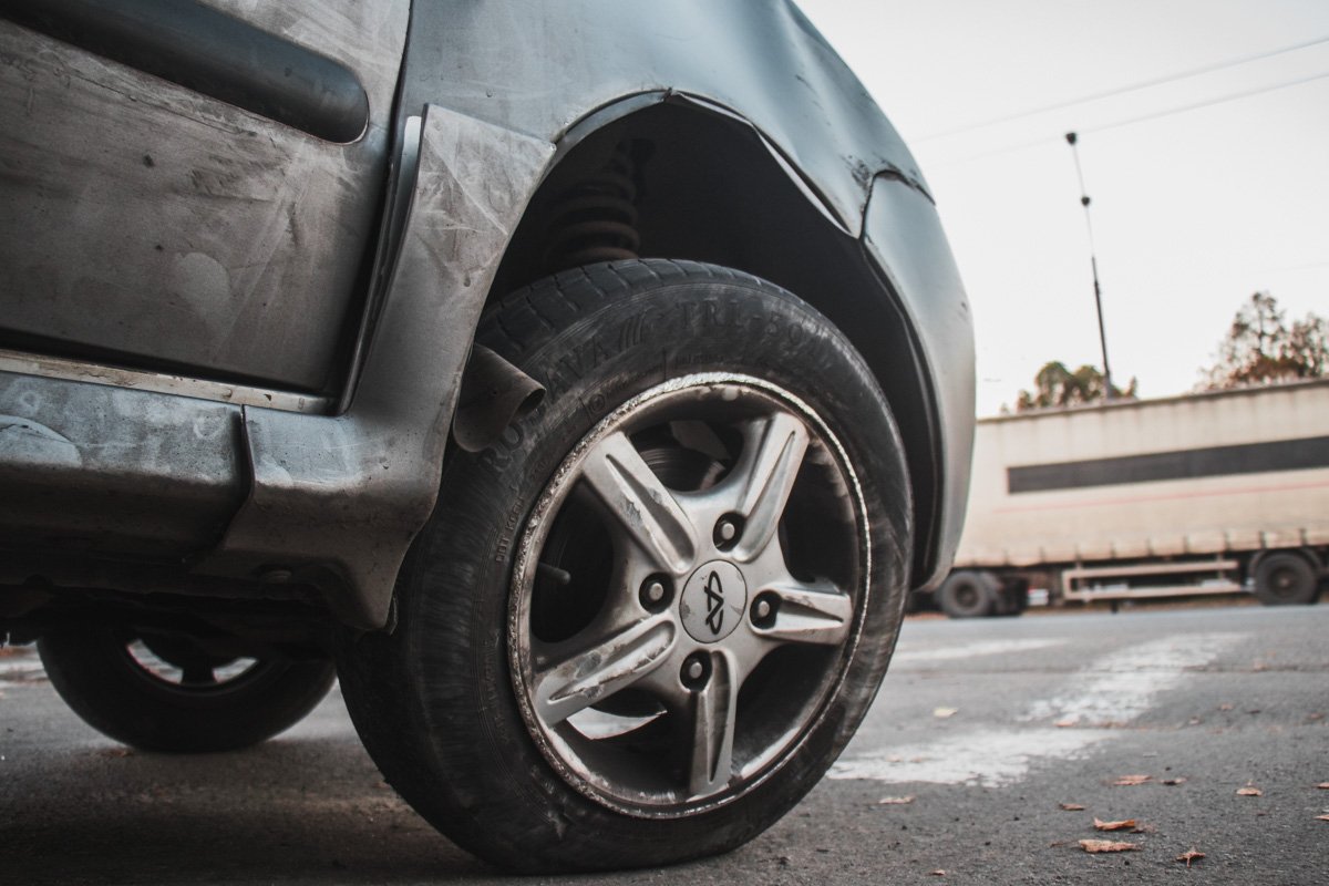 От удара о бровку машина перевернулась на крышу, проехалась вверх колесами несколько метров и оказалась на второй полосе От удара о бровку машина перевернулась на крышу, проехалась вверх колесами несколько метров и оказалась на второй полосе