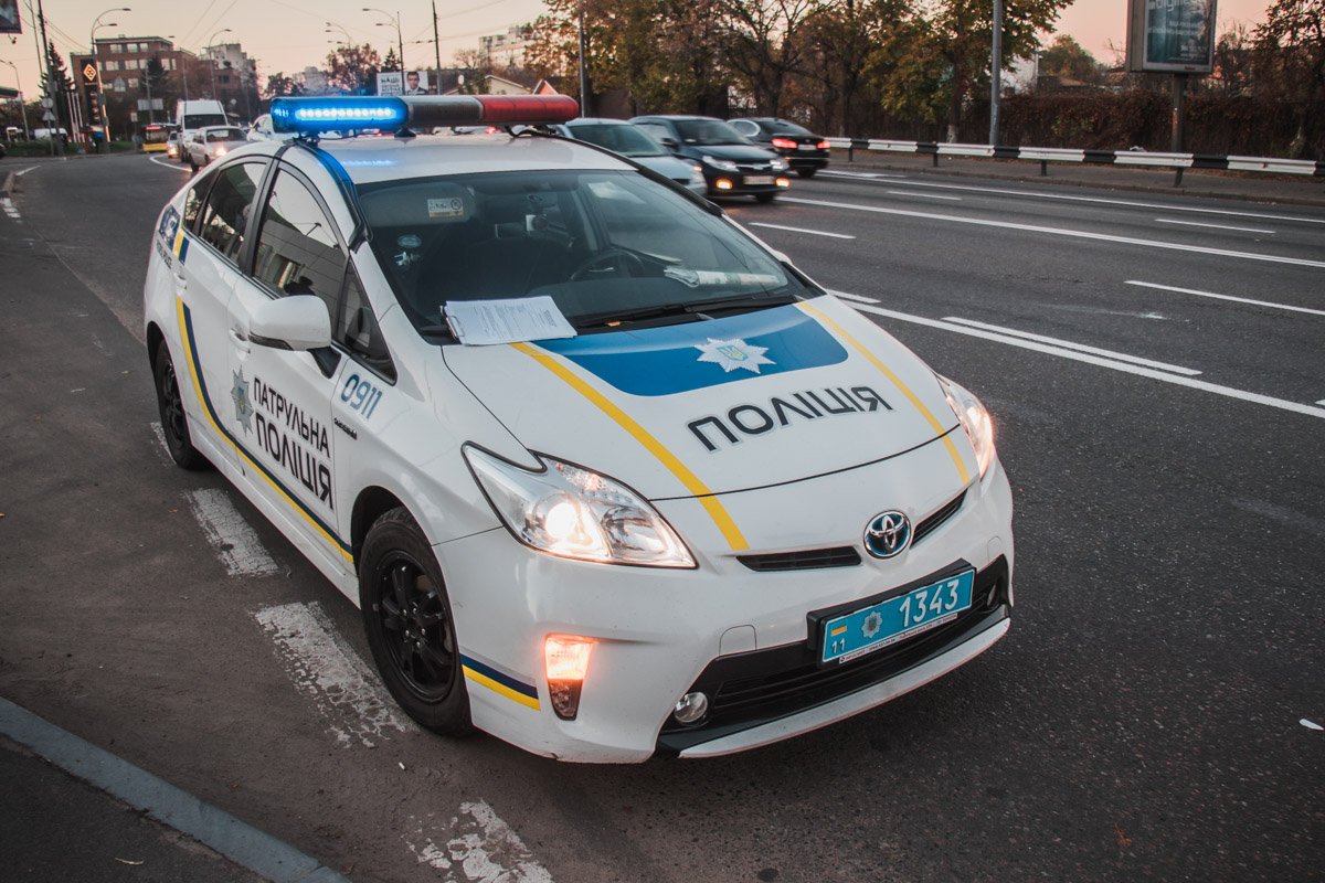 Прибывшие на место происшествия полицейские сообщили, что у парней, находившихся в машине, есть все признаки наркотического опьянения Прибывшие на место происшествия полицейские сообщили, что у парней, находившихся в машине, есть все признаки наркотического опьянения