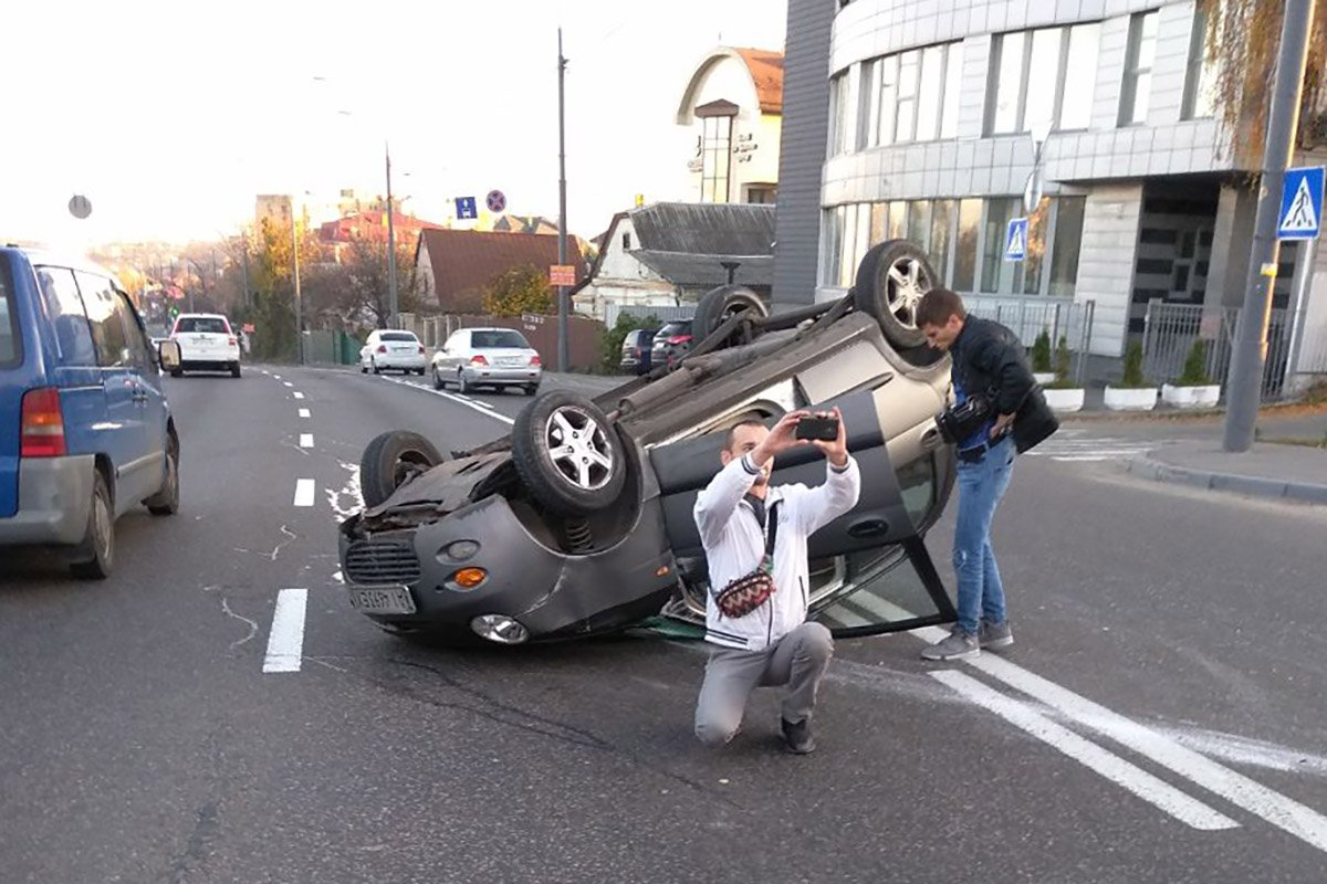 В результате аварии пострадал водитель Chery QQ, он получил травмы лица В результате аварии пострадал водитель Chery QQ, он получил травмы лица