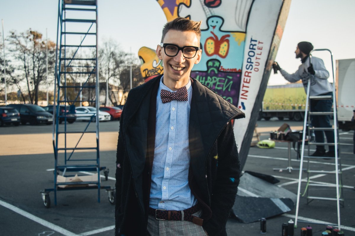 Слава Соломка на фоне необычного кроссовка